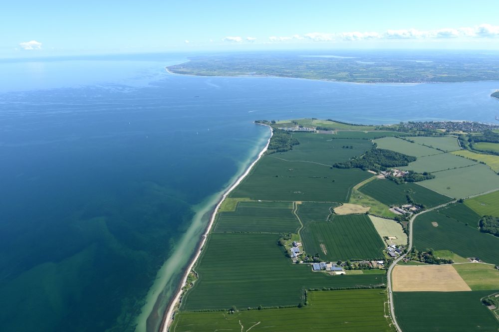 Strande aus der Vogelperspektive: Ortskern und Orts- Zentrum an der Meeres- Küste der Ostsee in Strande im Bundesland Schleswig-Holstein