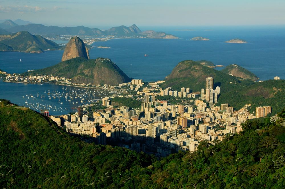 Luftaufnahme Rio de Janeiro - Ortskern und Orts- Zentrum an der Meeres- Küste des Südatlantik in Rio de Janeiro in Rio de Janeiro, Brasilien