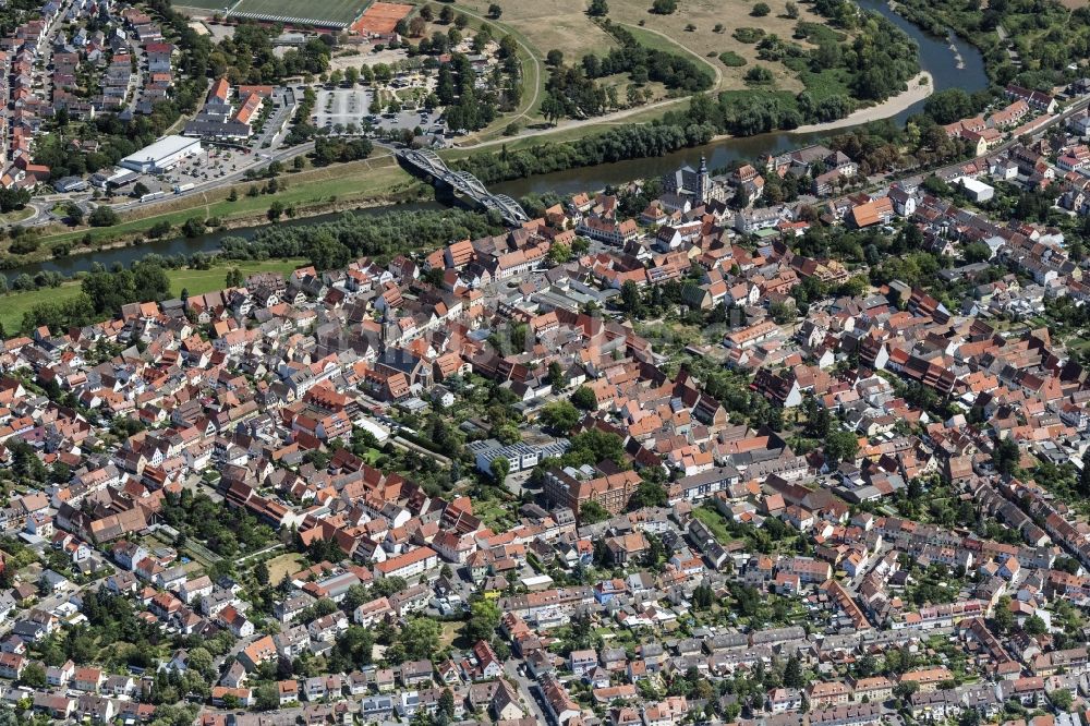Luftaufnahme Mannheim - Ortskern Seckenheim am Uferbereich des Neckar - Flußverlaufes in Mannheim im Bundesland Baden-Württemberg, Deutschland