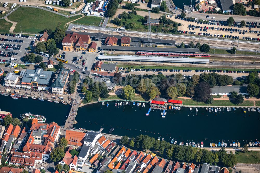 Luftaufnahme Warnemünde - Ortskern am Uferbereich des Alter Strom - Flussverlaufes in Rostock im Bundesland Mecklenburg-Vorpommern, Deutschland
