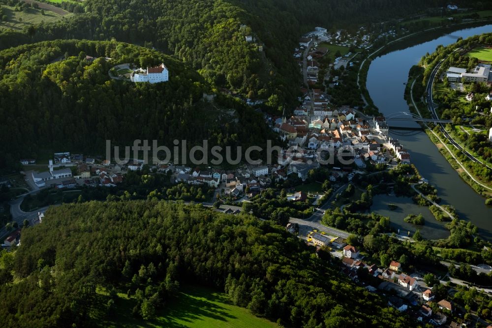 Luftbild Riedenburg - Ortskern am Uferbereich des Altmühl - Flußverlaufes in Riedenburg im Bundesland Bayern, Deutschland