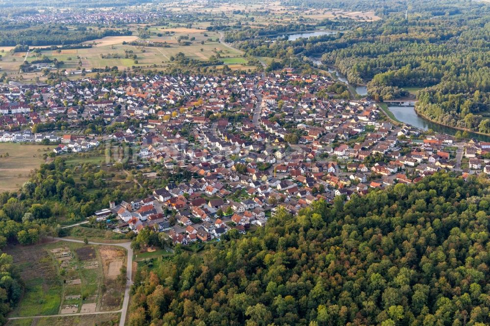 Luftbild Plittersdorf - Ortskern am Uferbereich des Altrhein - Flußverlaufes in Plittersdorf im Bundesland Baden-Württemberg, Deutschland