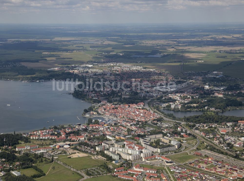 Waren (Müritz) von oben - Ortskern am Uferbereich der Binnenmüritz in Waren (Müritz) im Bundesland Mecklenburg-Vorpommern