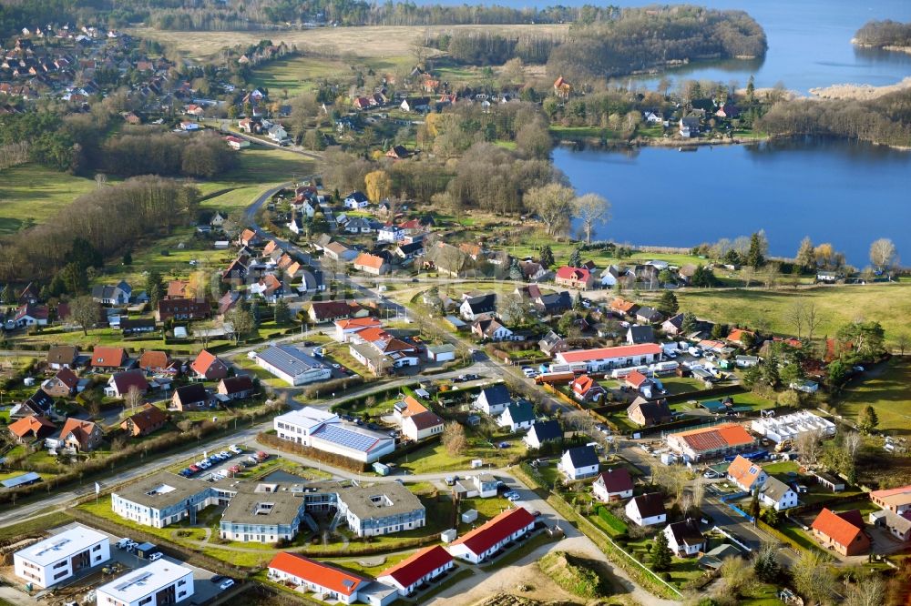 Luftaufnahme Pinnow - Ortskern am Uferbereich am Binnensee in Pinnow im Bundesland Mecklenburg-Vorpommern, Deutschland