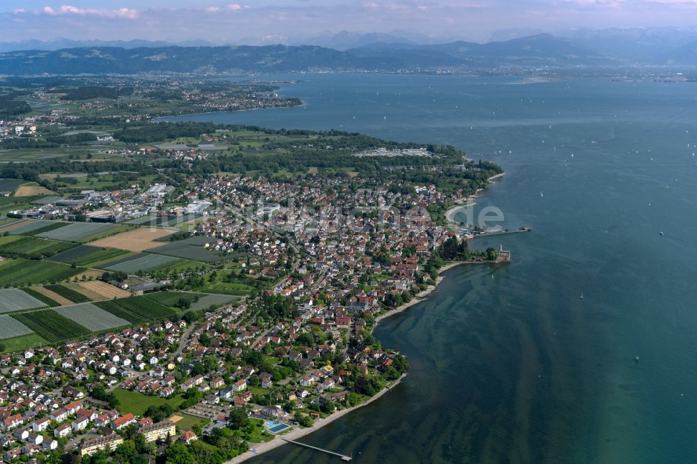Luftaufnahme Langenargen - Ortskern am Uferbereich des Bodensee in Langenargen im Bundesland Baden-Württemberg, Deutschland