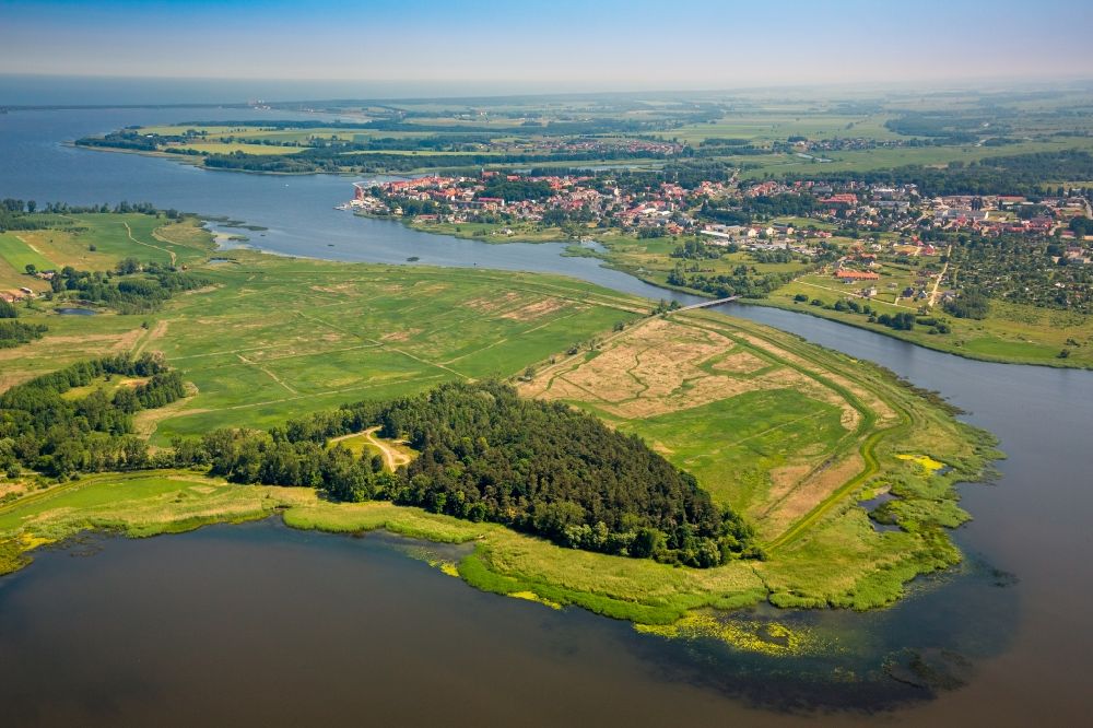 Luftaufnahme Kamien Pomorski - Ortskern am Uferbereich des Camminer Bodden in Kamien Pomorski in Westpommern, Polen