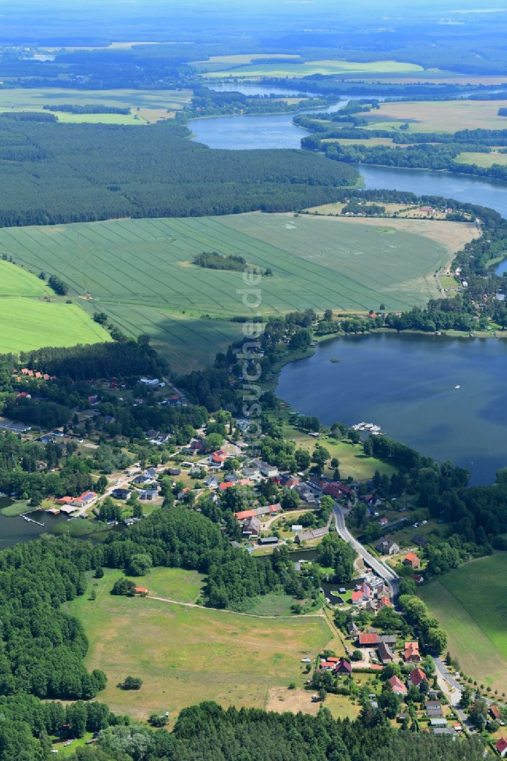 Luftbild Canow - Ortskern am Uferbereich des Canower See in Canow im Bundesland Mecklenburg-Vorpommern, Deutschland