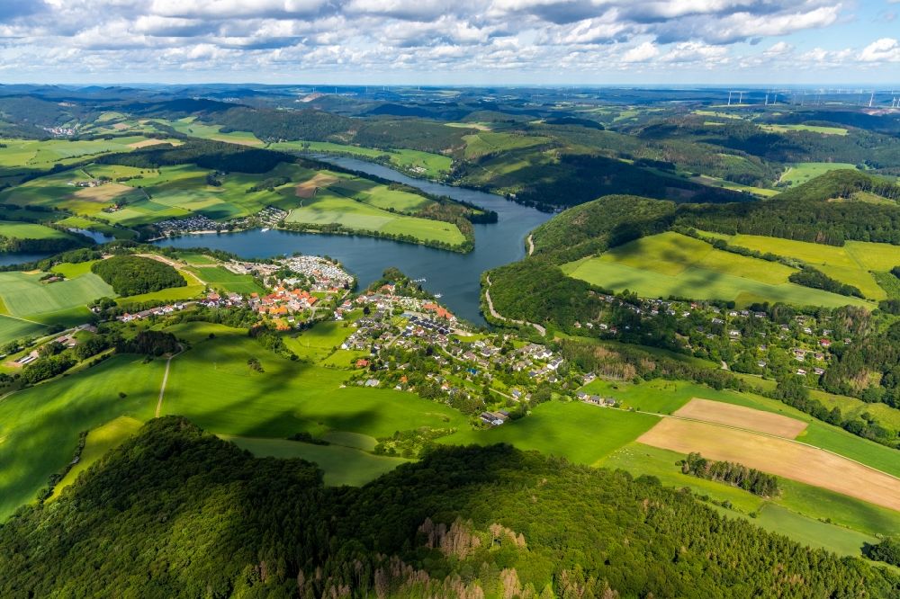 Luftaufnahme Heringhausen - Ortskern am Uferbereich der Diemel in Heringhausen im Bundesland Hessen, Deutschland
