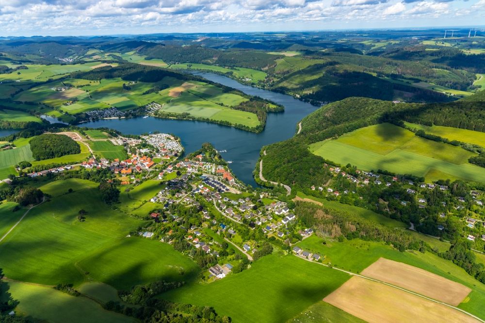 Heringhausen aus der Vogelperspektive: Ortskern am Uferbereich der Diemel in Heringhausen im Bundesland Hessen, Deutschland