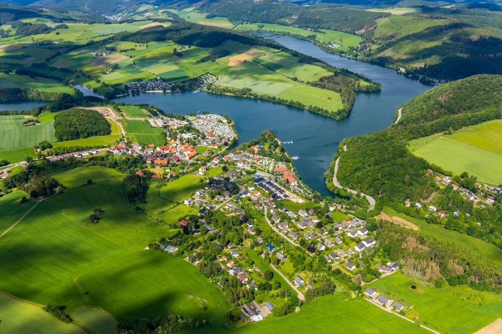 Luftbild Heringhausen - Ortskern am Uferbereich der Diemel in Heringhausen im Bundesland Hessen, Deutschland