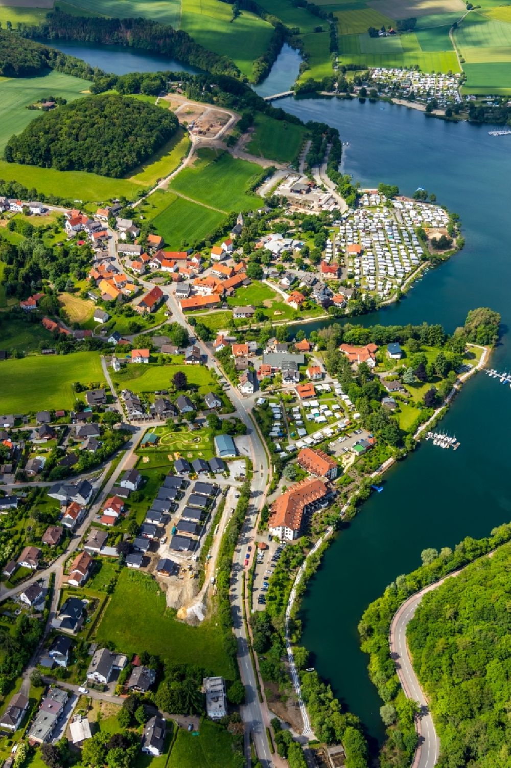 Luftaufnahme Heringhausen - Ortskern am Uferbereich der Diemel in Heringhausen im Bundesland Hessen, Deutschland