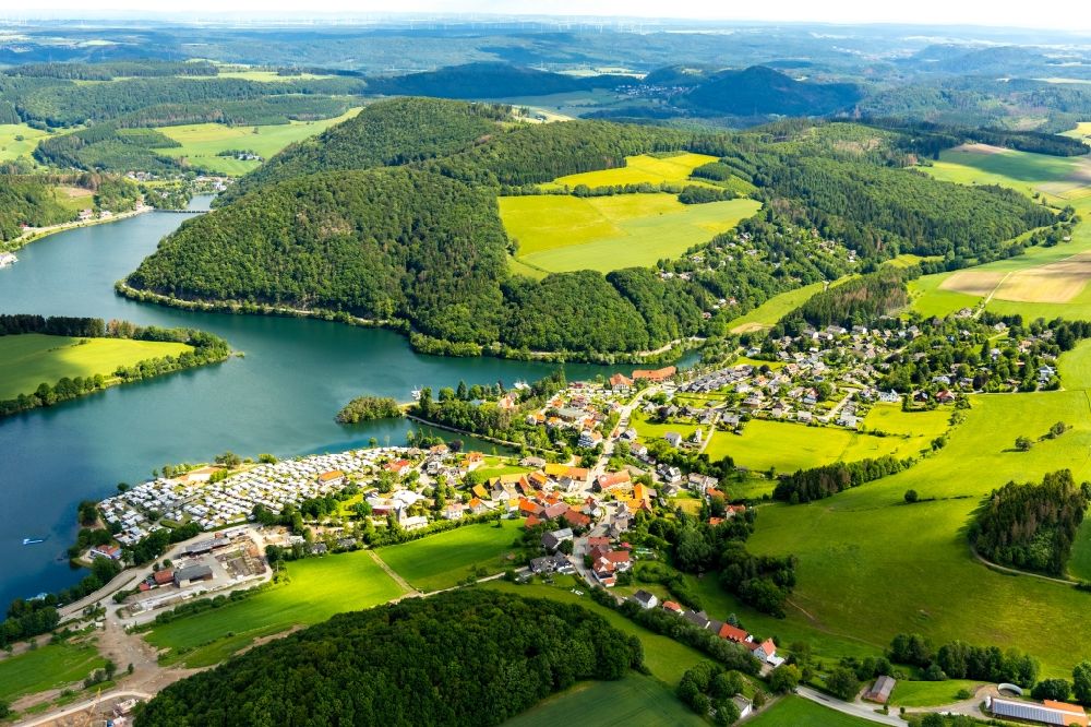 Luftaufnahme Heringhausen - Ortskern am Uferbereich des Diemelsee in Heringhausen im Bundesland Hessen, Deutschland