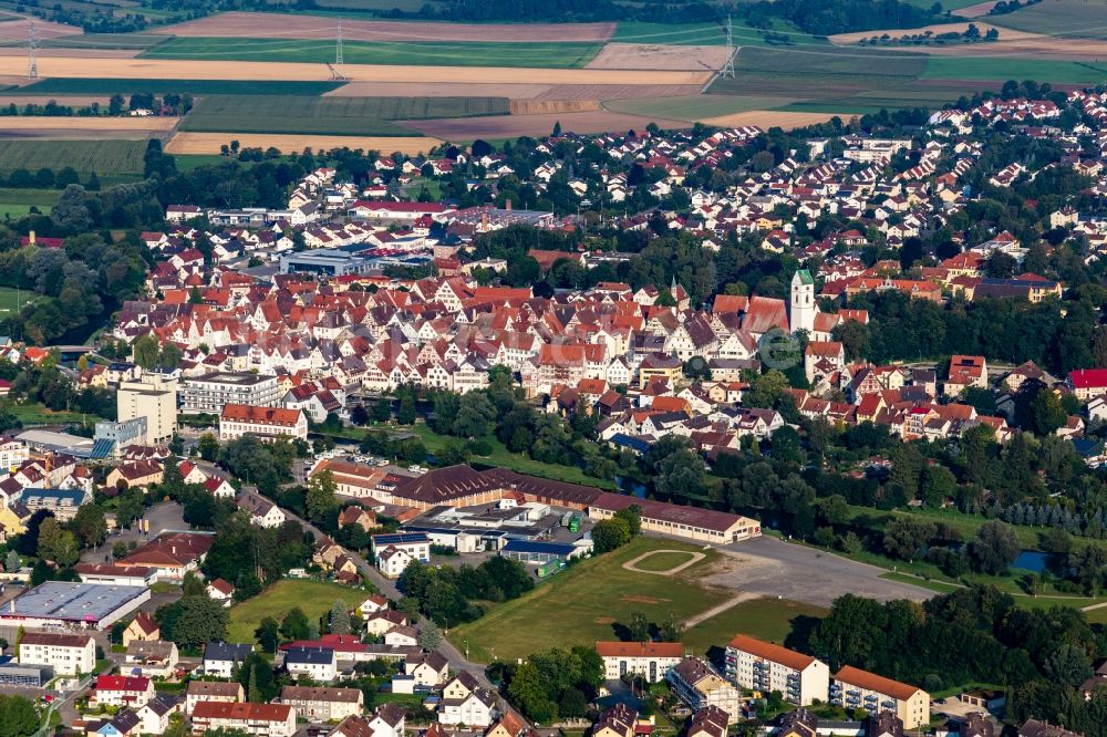 Luftaufnahme Riedlingen - Ortskern am Uferbereich der Donau - Flußverlaufes in Riedlingen im Bundesland Baden-Württemberg, Deutschland