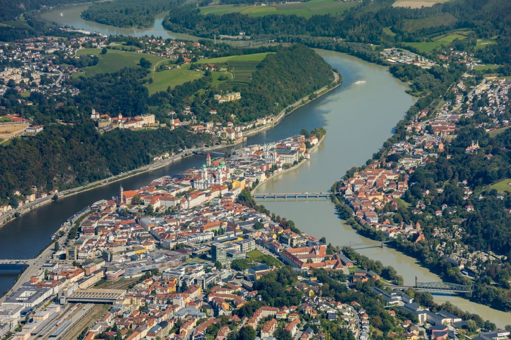 Passau aus der Vogelperspektive: Ortskern am Uferbereich des Donau, Inn und Ilz - Flußverlaufes in Passau im Bundesland Bayern, Deutschland