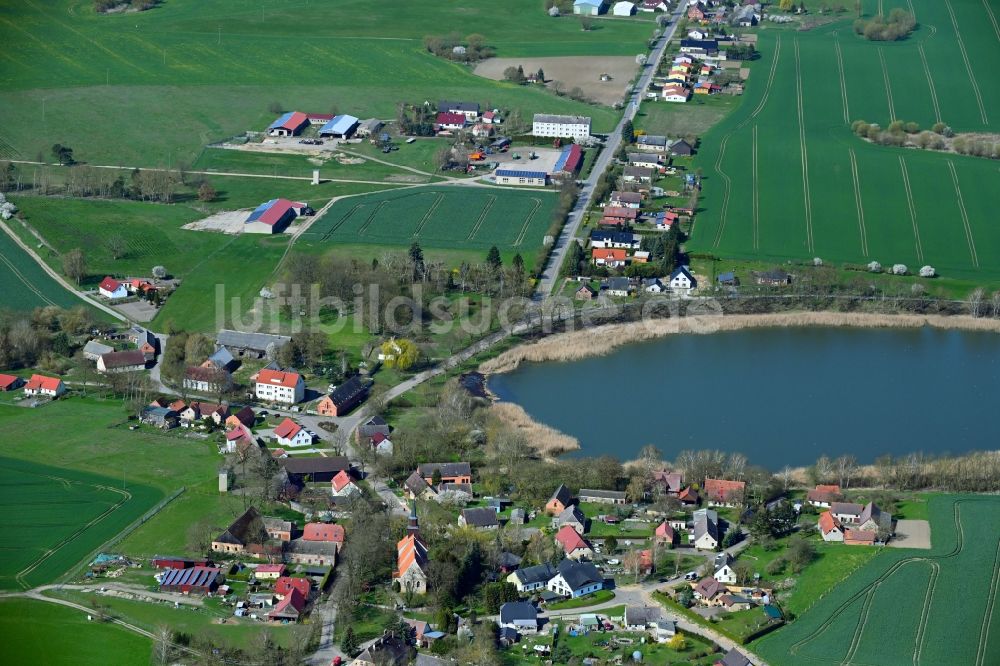 Wollin aus der Vogelperspektive: Ortskern am Uferbereich des Dorfsee in Wollin im Bundesland Mecklenburg-Vorpommern, Deutschland