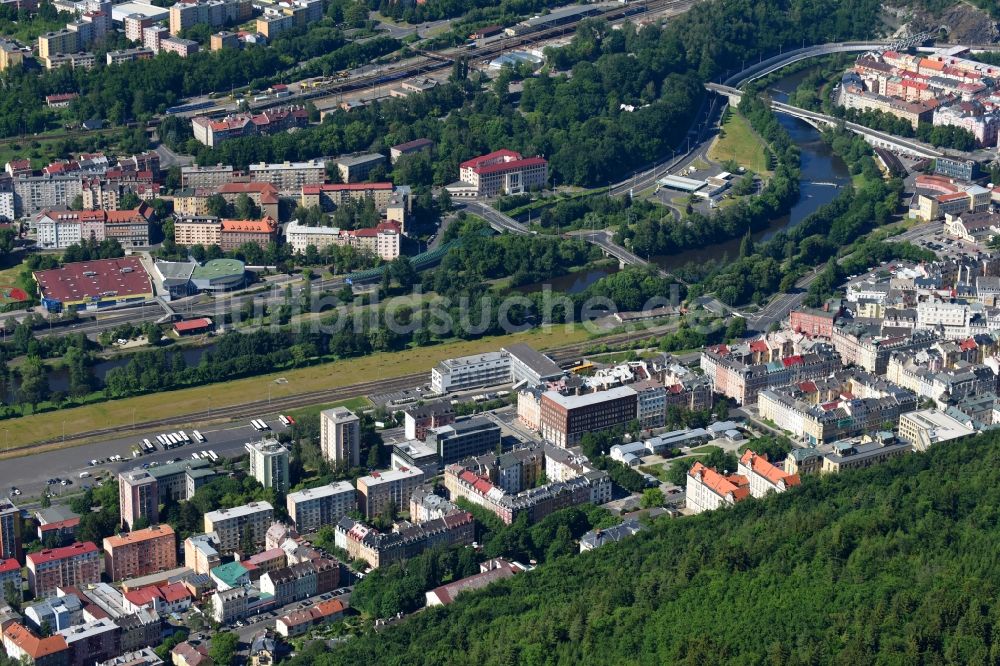 Luftbild Karlovy Vary - Karlsbad - Ortskern am Uferbereich des Eger - Flußverlaufes in Karlovy Vary - Karlsbad in Cechy - Böhmen, Tschechien