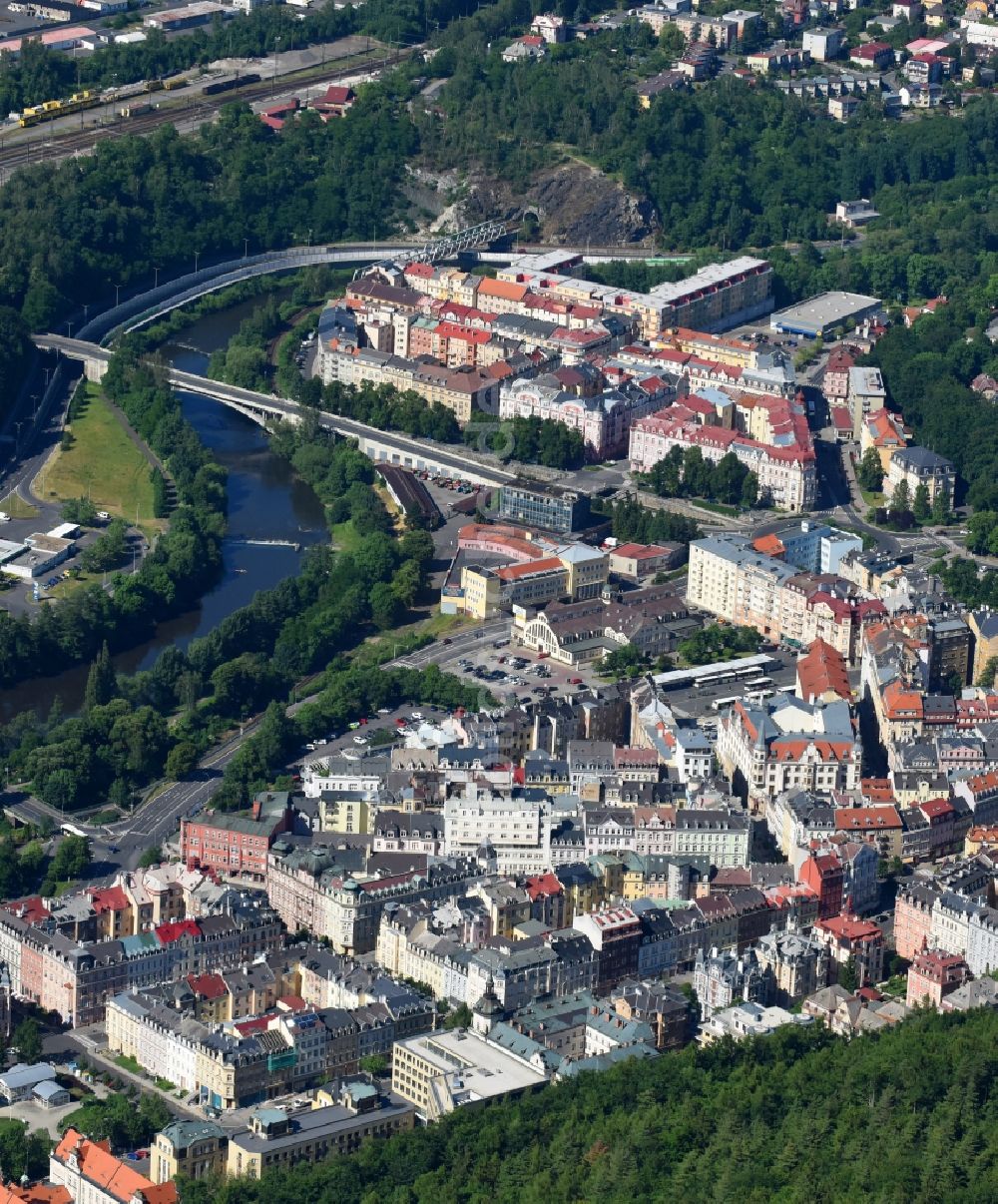 Karlovy Vary - Karlsbad von oben - Ortskern am Uferbereich des Eger - Flußverlaufes in Karlovy Vary - Karlsbad in Cechy - Böhmen, Tschechien