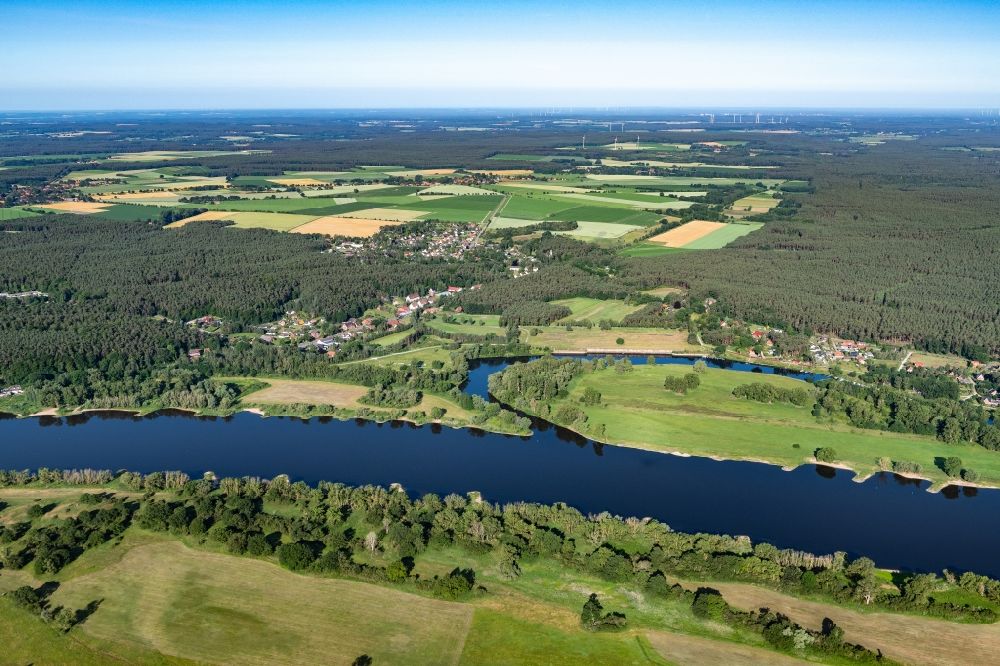 Luftbild Bleckede - Ortskern am Uferbereich der Elbe - Flußverlaufes in Alt Garge im Bundesland Niedersachsen, Deutschland