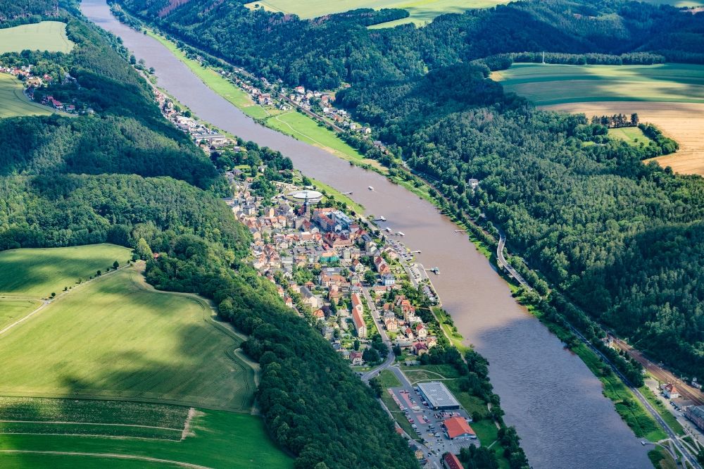 Luftaufnahme Bad Schandau - Ortskern am Uferbereich des Elbe - Flußverlaufes in Bad Schandau in der Sächsischen Schweiz im Bundesland Sachsen, Deutschland