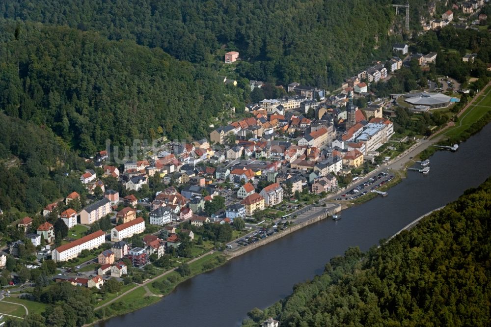 Luftaufnahme Bad Schandau - Ortskern am Uferbereich des Elbe - Flußverlaufes in Bad Schandau in der Sächsischen Schweiz im Bundesland Sachsen, Deutschland