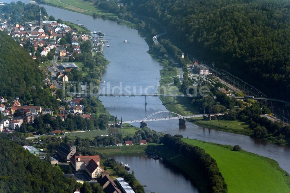 Luftbild Bad Schandau - Ortskern am Uferbereich des Elbe - Flußverlaufes in Bad Schandau in der Sächsischen Schweiz im Bundesland Sachsen, Deutschland