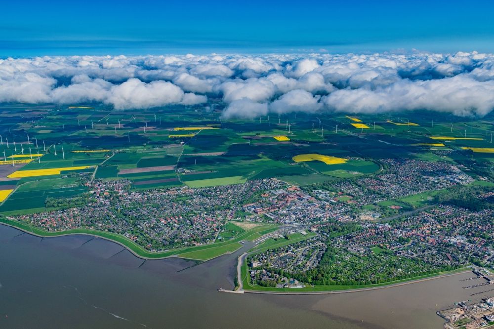 Luftaufnahme Brunsbüttel - Ortskern am Uferbereich des Elbe - Flußverlaufes in Brunsbüttel im Bundesland Schleswig-Holstein, Deutschland