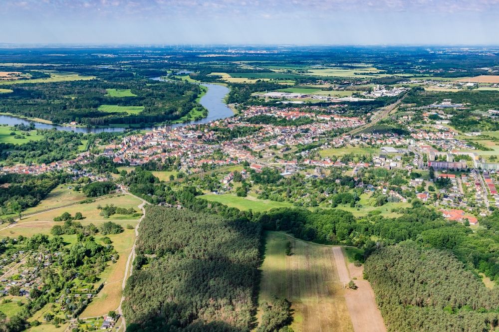 Luftaufnahme Coswig (Anhalt) - Ortskern am Uferbereich der Elbe - Flußverlaufes in Coswig (Anhalt) im Bundesland Sachsen-Anhalt, Deutschland