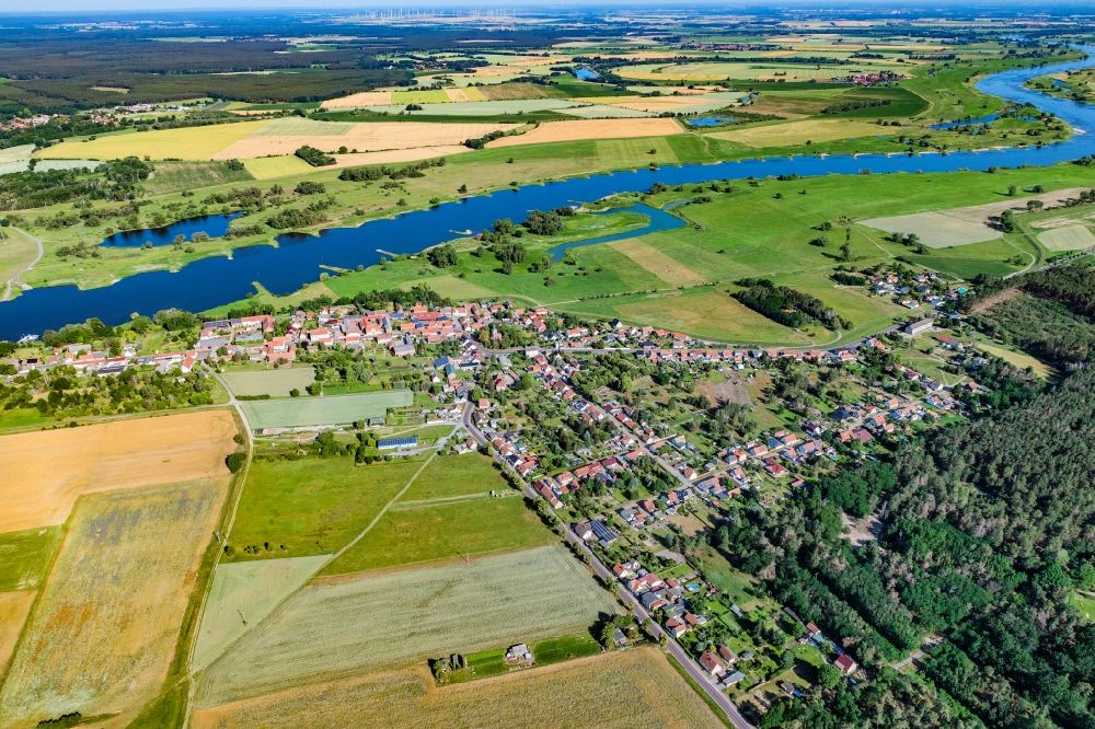Luftaufnahme Ferchland - Ortskern am Uferbereich des Elbe - Flußverlaufes in Ferchland im Bundesland Sachsen-Anhalt, Deutschland