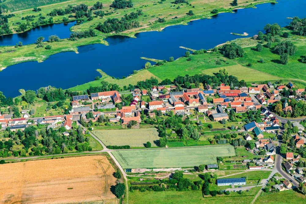 Ferchland von oben - Ortskern am Uferbereich des Elbe - Flußverlaufes in Ferchland im Bundesland Sachsen-Anhalt, Deutschland
