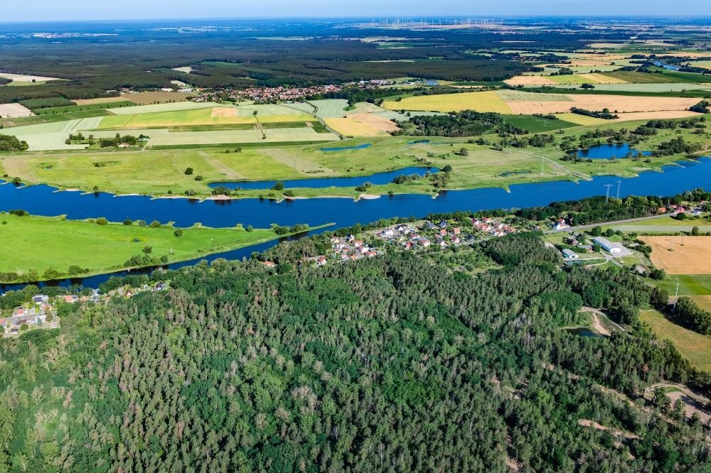 Ferchland aus der Vogelperspektive: Ortskern am Uferbereich des Elbe - Flußverlaufes in Ferchland im Bundesland Sachsen-Anhalt, Deutschland