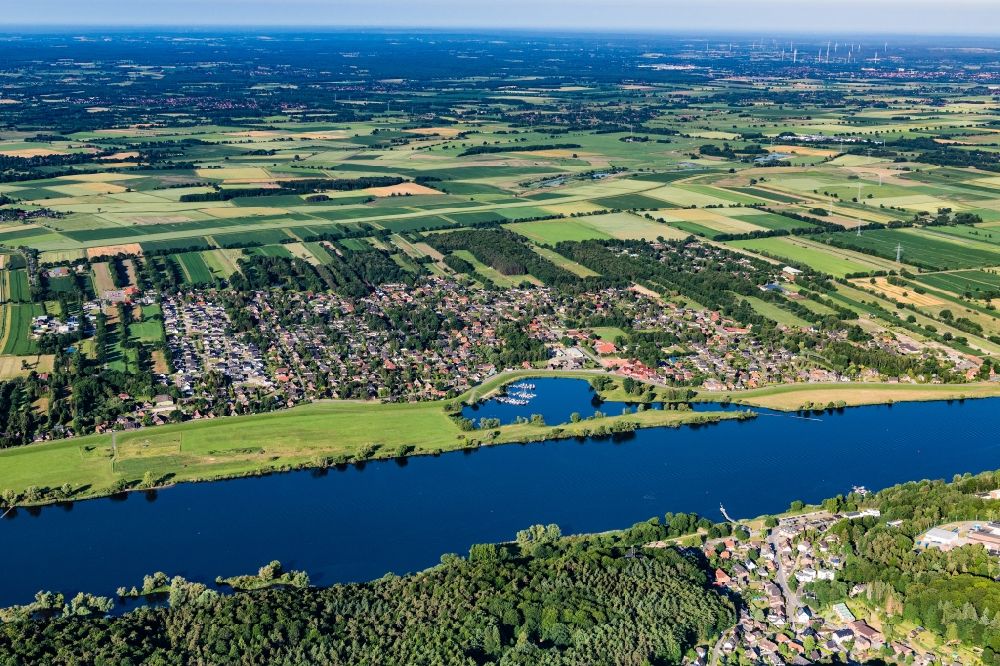 Luftaufnahme Geesthacht - Ortskern am Uferbereich des Elbe - Flußverlaufes in Geesthacht - Grünhof im Bundesland Schleswig-Holstein, Deutschland