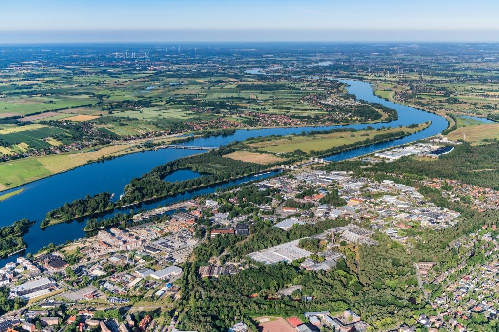 Luftbild Geesthacht - Ortskern am Uferbereich des Elbe - Flußverlaufes in Geesthacht im Bundesland Schleswig-Holstein, Deutschland