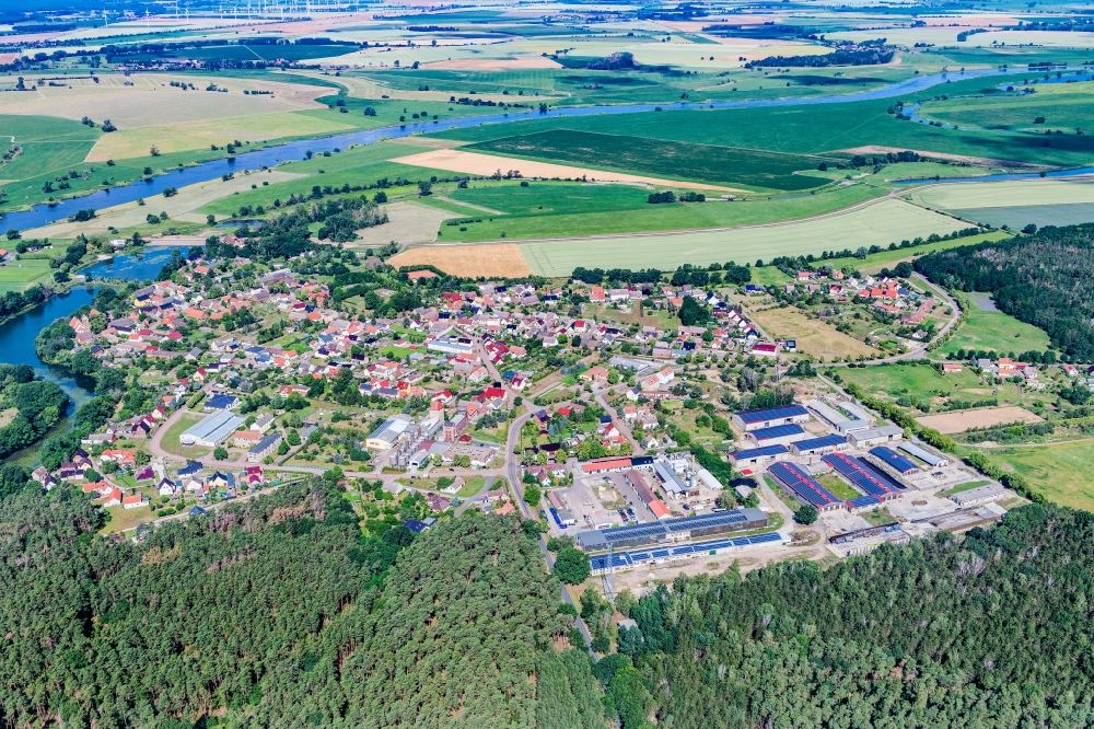 Klöden aus der Vogelperspektive: Ortskern am Uferbereich des Elbe - Flußverlaufes in Klöden im Bundesland Sachsen-Anhalt, Deutschland