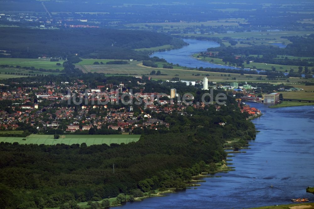 Lauenburg Elbe von oben - Ortskern am Uferbereich des Elbe - Flußverlaufes in Lauenburg Elbe im Bundesland Schleswig-Holstein