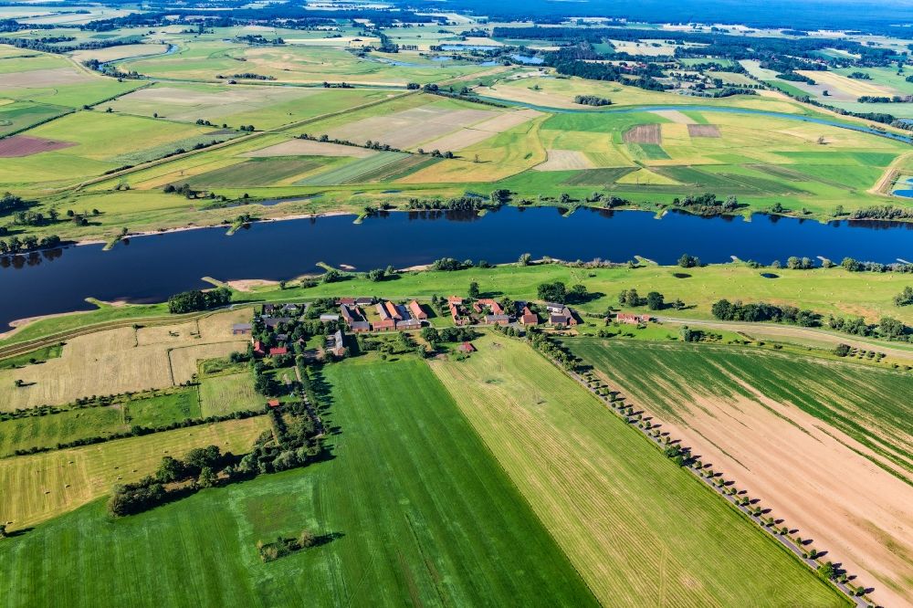 Lütkenwisch aus der Vogelperspektive: Ortskern am Uferbereich des Elbe - Flußverlaufes in Lütkenwisch im Bundesland Brandenburg, Deutschland