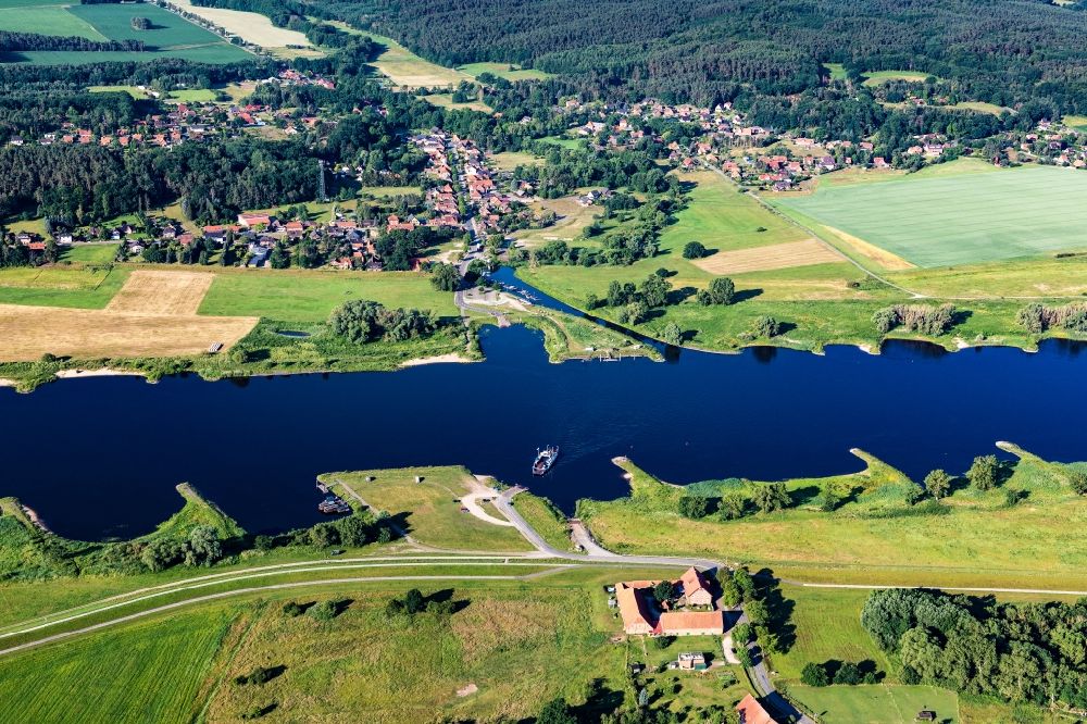 Luftaufnahme Neu Darchau - Ortskern am Uferbereich des Elbe - Flußverlaufes in Neu Darchau im Bundesland Niedersachsen, Deutschland