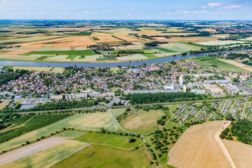 Luftaufnahme Nünchritz - Ortskern am Uferbereich des Elbe - Flußverlaufes in Nünchritz im Bundesland Sachsen, Deutschland