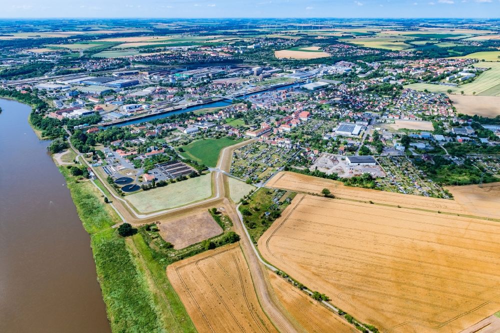 Luftbild Riesa - Ortskern am Uferbereich des Elbe - Flußverlaufes im Ortsteil Gröba in Riesa im Bundesland Sachsen, Deutschland