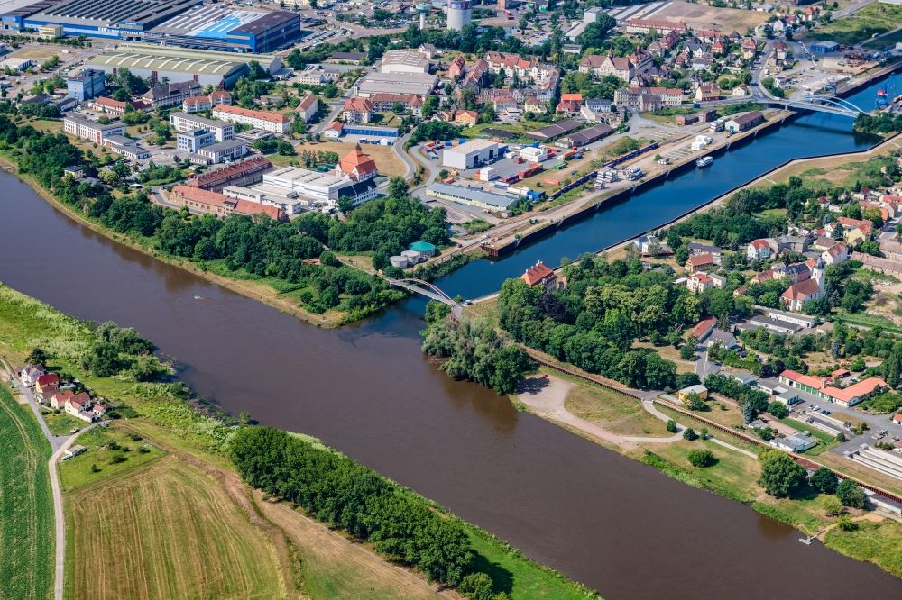 Luftaufnahme Riesa - Ortskern am Uferbereich des Elbe - Flußverlaufes im Ortsteil Gröba in Riesa im Bundesland Sachsen, Deutschland