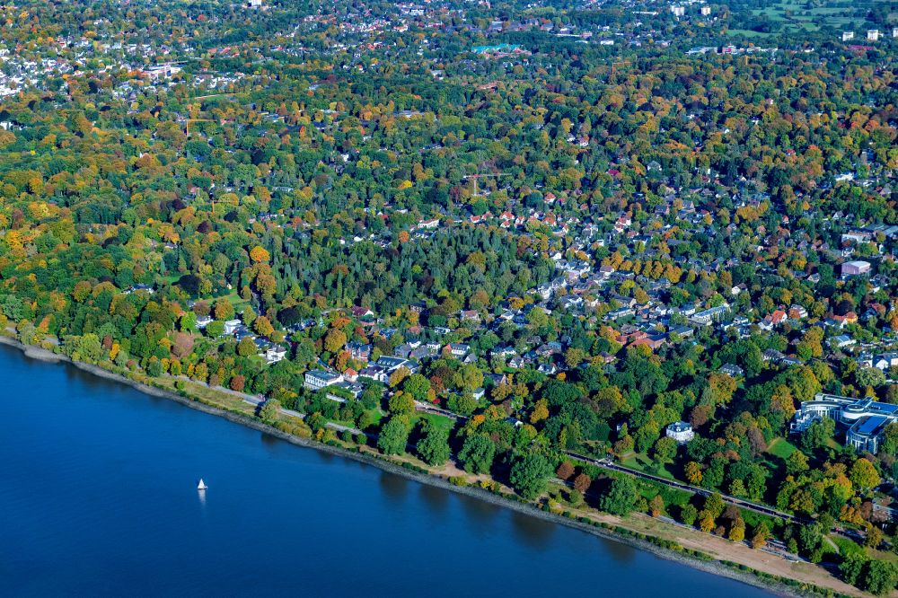 Luftaufnahme Hamburg - Ortskern am Uferbereich des Elbe - Flußverlaufes im Ortsteil Nienstedten in Hamburg, Deutschland