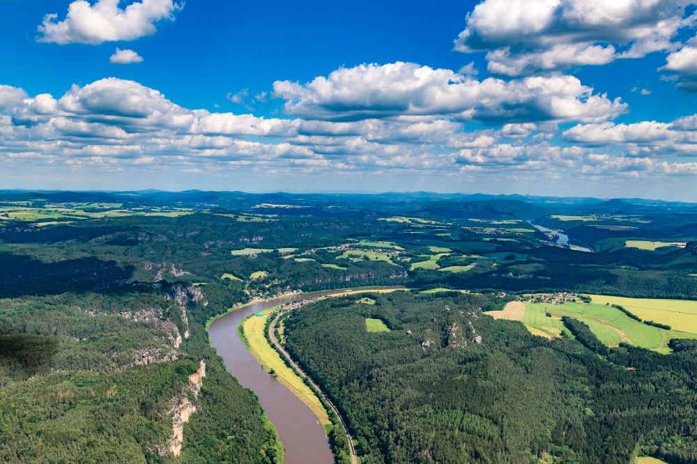 Luftaufnahme Rathen - Ortskern am Uferbereich des Elbe - Flußverlaufes in Rathen am Elbsandgebirge in der Sächsischen Schweiz im Bundesland Sachsen, Deutschland