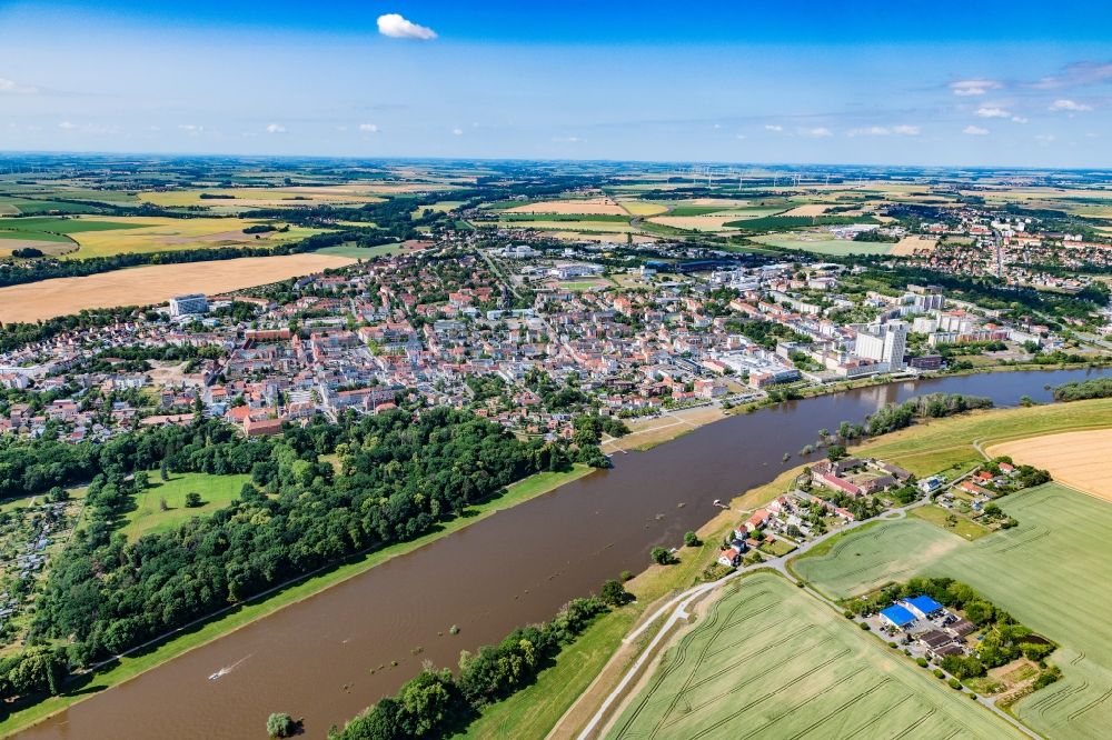 Luftaufnahme Riesa - Ortskern am Uferbereich des Elbe - Flußverlaufes in Riesa im Bundesland Sachsen, Deutschland