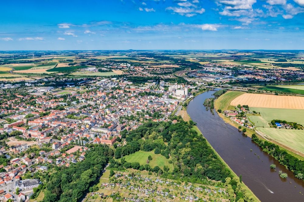 Riesa von oben - Ortskern am Uferbereich des Elbe - Flußverlaufes in Riesa im Bundesland Sachsen, Deutschland