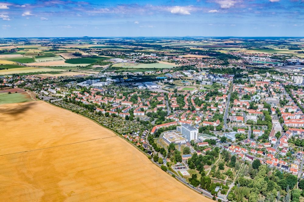 Riesa aus der Vogelperspektive: Ortskern am Uferbereich des Elbe - Flußverlaufes in Riesa im Bundesland Sachsen, Deutschland