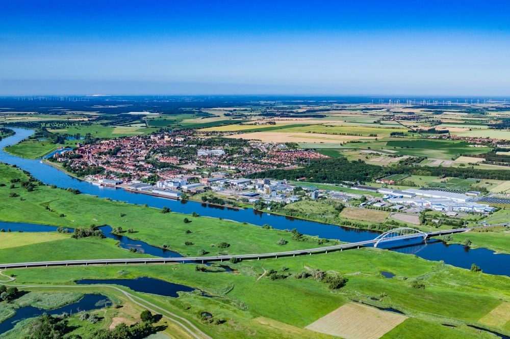 Luftaufnahme Tangermünde - Ortskern am Uferbereich des Elbe - Flußverlaufes in Tangermünde im Bundesland Sachsen-Anhalt, Deutschland