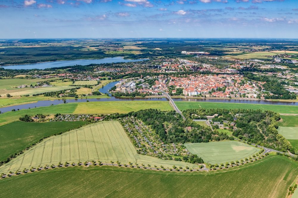 Luftaufnahme Torgau - Ortskern am Uferbereich des Elbe - Flußverlaufes in Torgau im Bundesland Sachsen, Deutschland