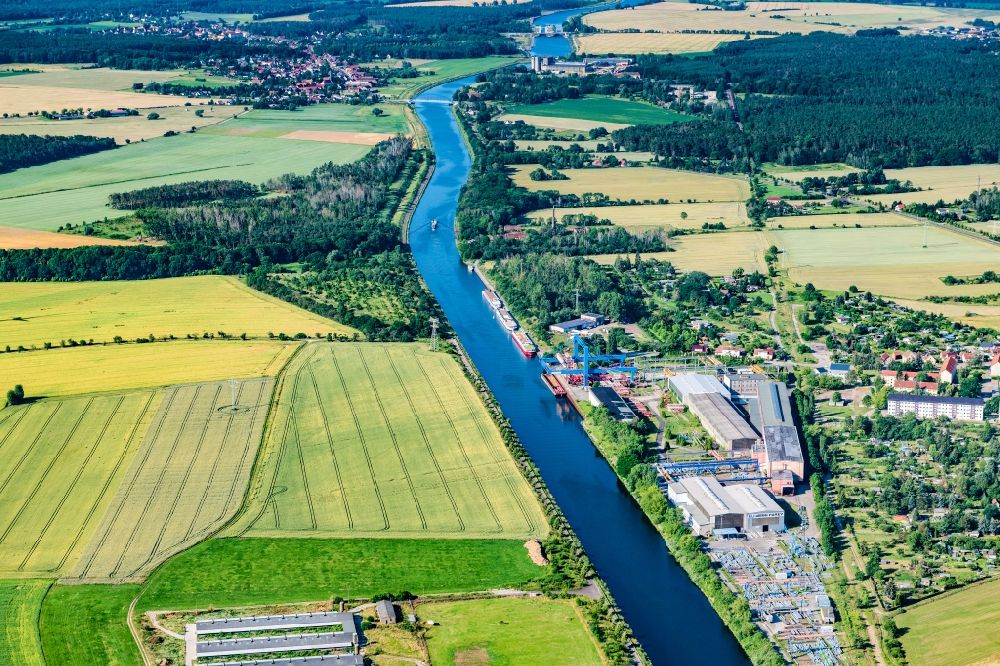 Luftaufnahme Elbe-Parey - Ortskern am Uferbereich des Elbe-Havel-Kanal - Flußverlaufes in Elbe-Parey im Bundesland Sachsen-Anhalt, Deutschland