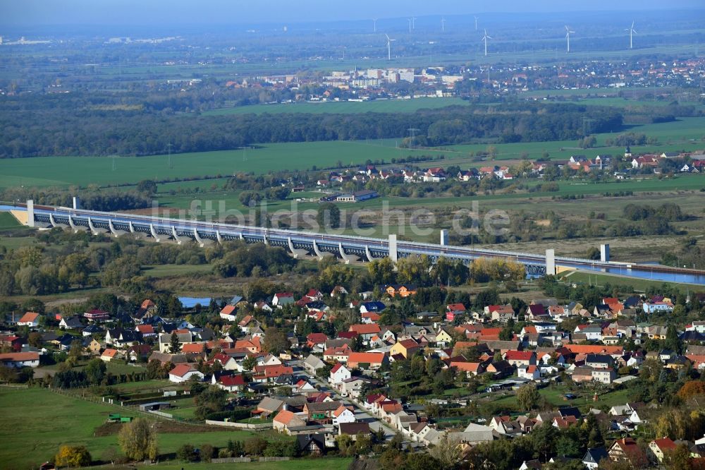 Luftaufnahme Hohenwarthe - Ortskern am Uferbereich des Elbe-Havel-Kanal - Flußverlaufes in Hohenwarthe im Bundesland Sachsen-Anhalt, Deutschland