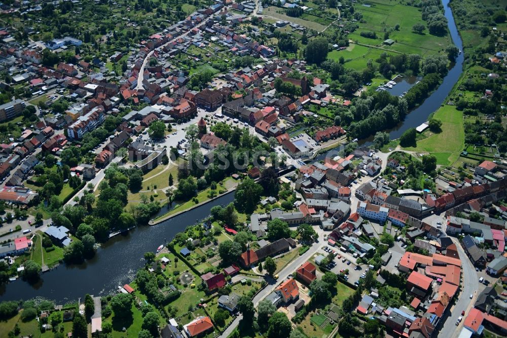 Lübz von oben - Ortskern am Uferbereich des Elde - Flußverlaufes in Lübz im Bundesland Mecklenburg-Vorpommern, Deutschland