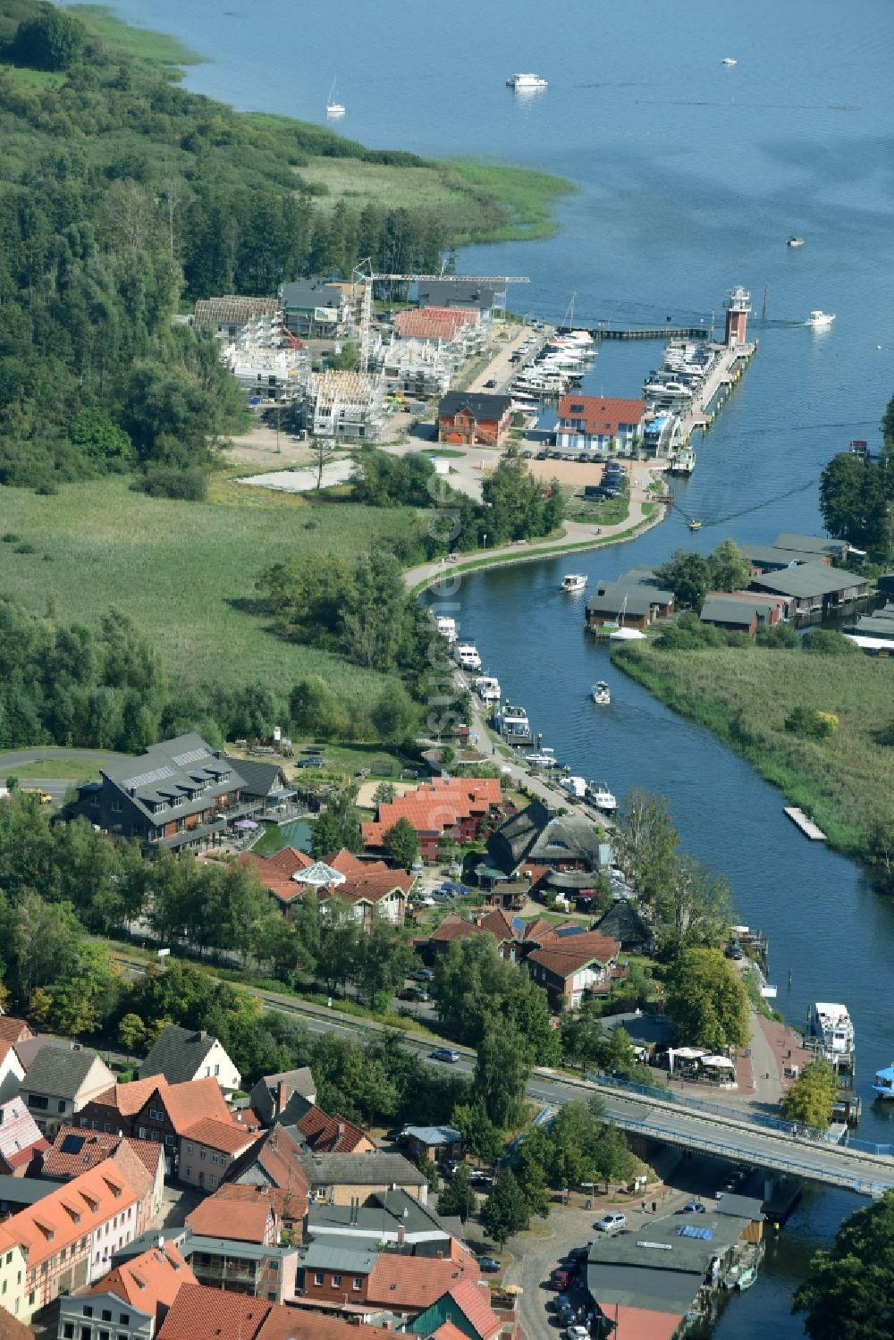 Luftaufnahme Plau am See - Ortskern am Uferbereich des Elde - Flußverlaufes in Plau am See im Bundesland Mecklenburg-Vorpommern